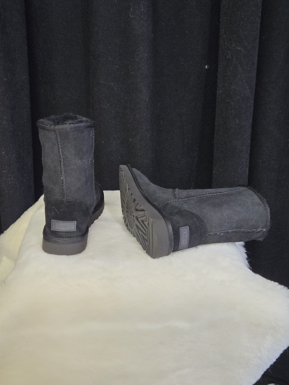 UGG Short Boots Size 7 Black Like New Sheepskin